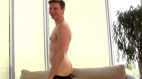 GayRoom: Matthew feels up to loud sex