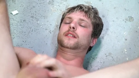 Masqulin - Tattooed Benjamin Blue finds irresistible gloryhole
