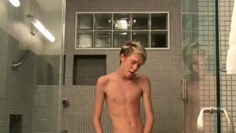 HomeMadeTwinks.com - American Tyler Thayer stroking in bath